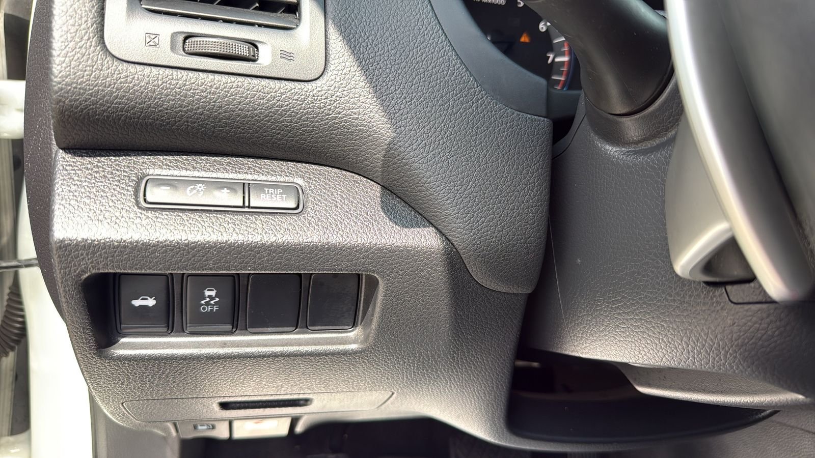 Used 2016 White Nissan 2.5 SR image 17