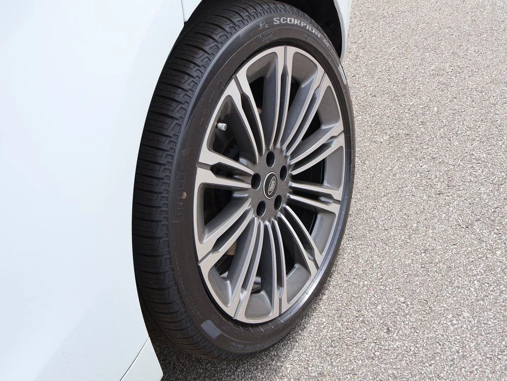 New 2025 Fuji White Land Rover Dynamic SE image 39