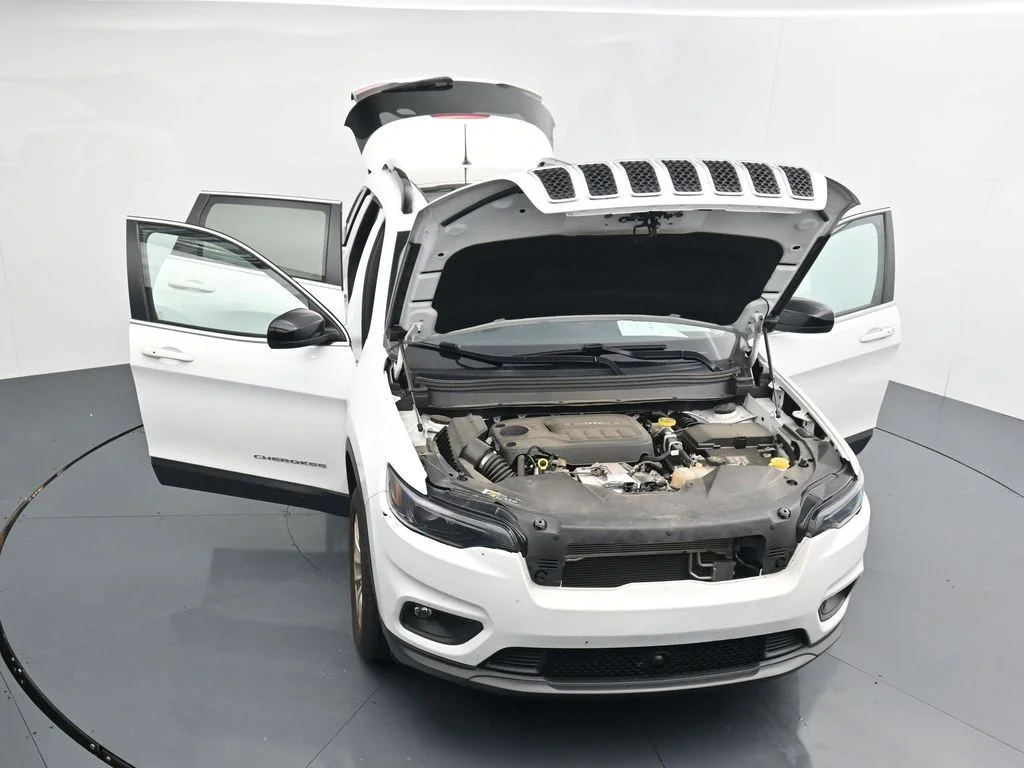 Used 2022 White Jeep Latitude Lux image 24