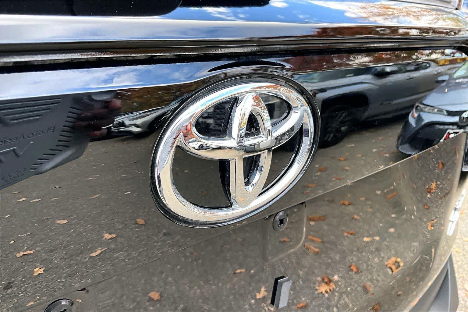 Used 2025 Midnight Black Metallic Toyota XLE image 30
