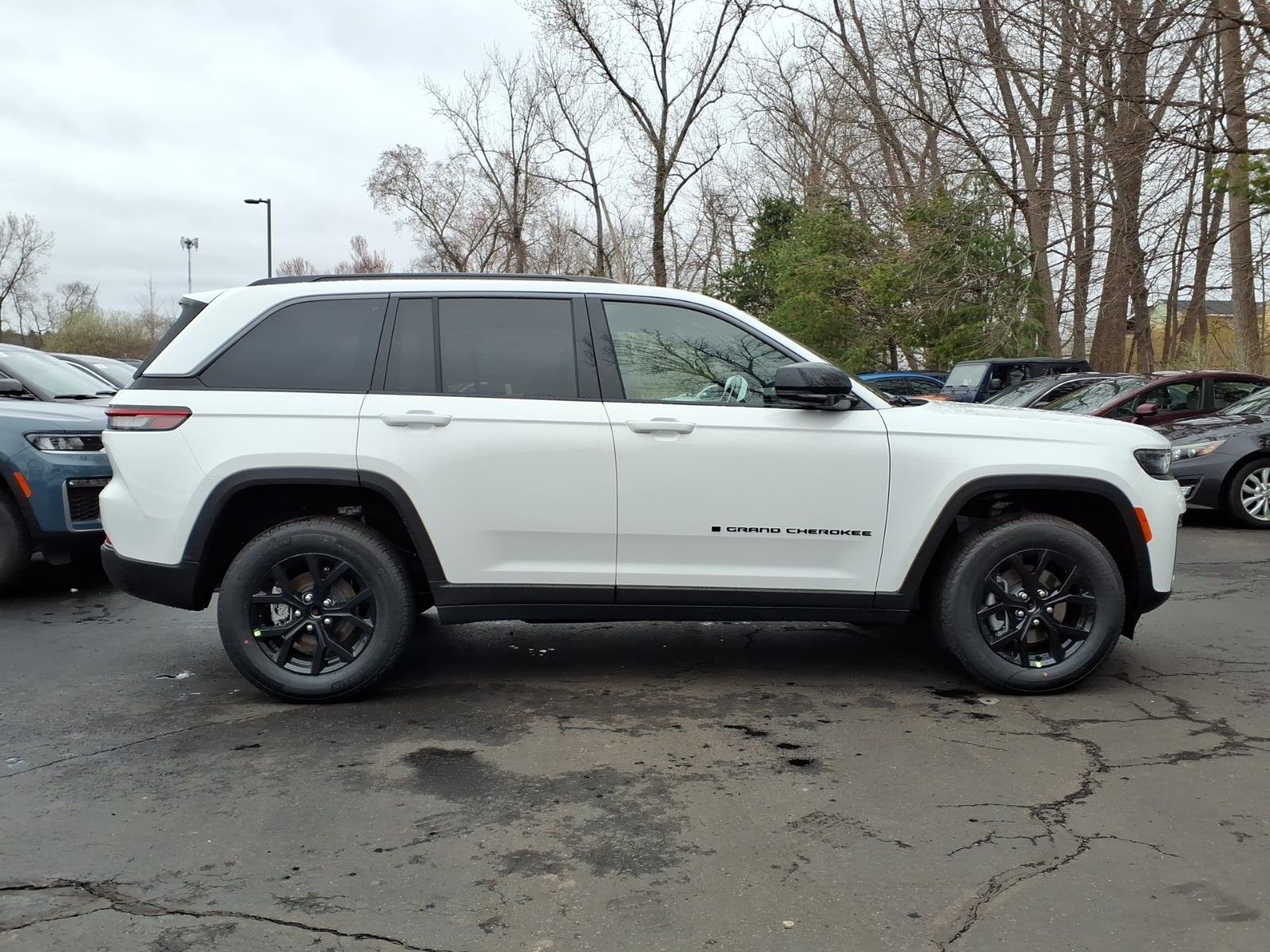 New 2026 Bright White Clear-Coat Exterior Paint Jeep Altitude image 2