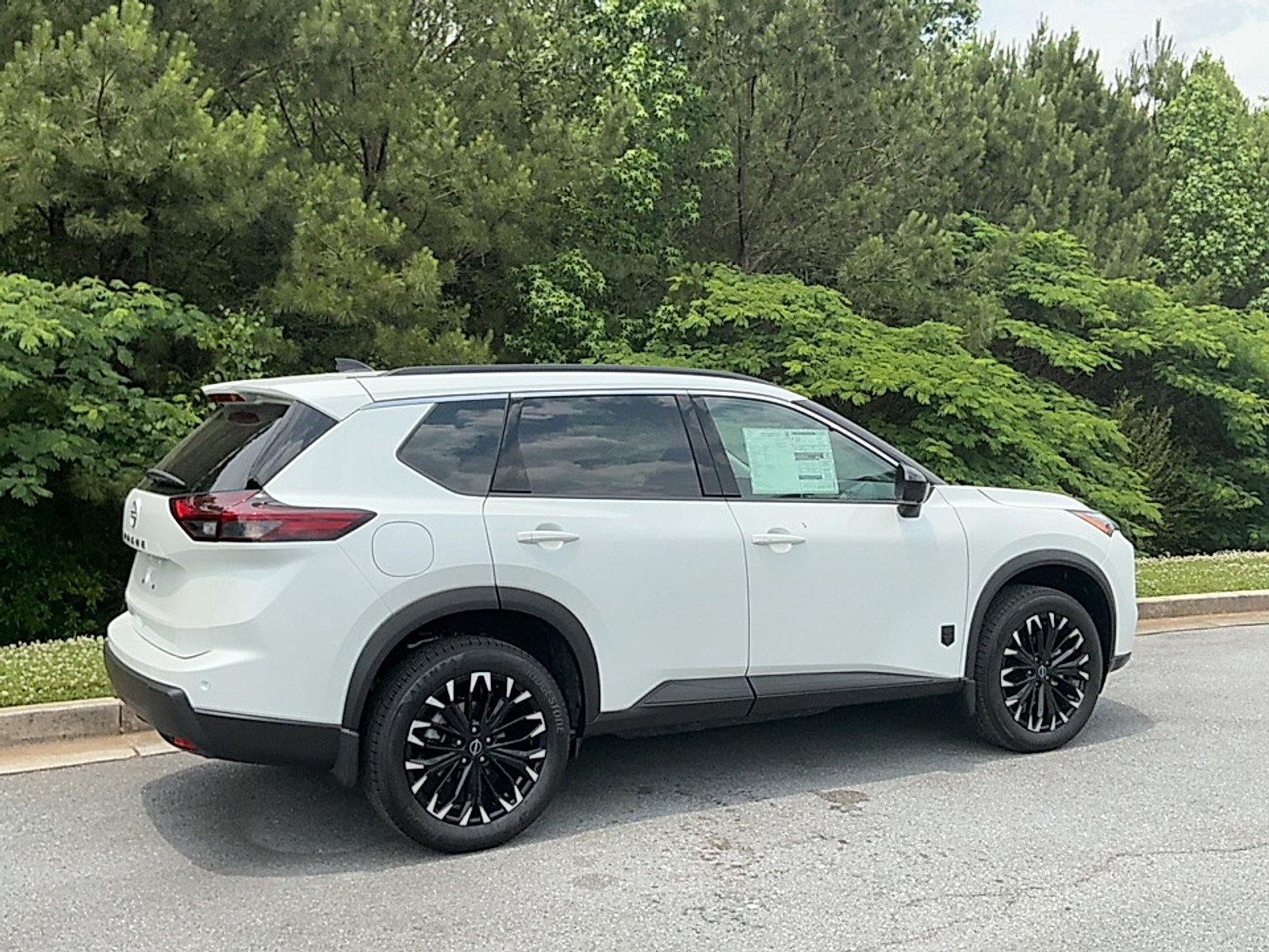 New 2026 Everest White Pearl Tricoat Nissan Dark Armor image 2