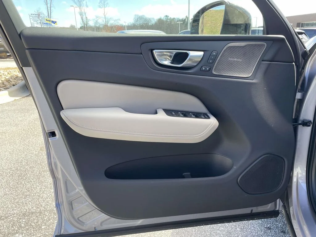 New 2026 Aurora Silver Volvo Plus image 5