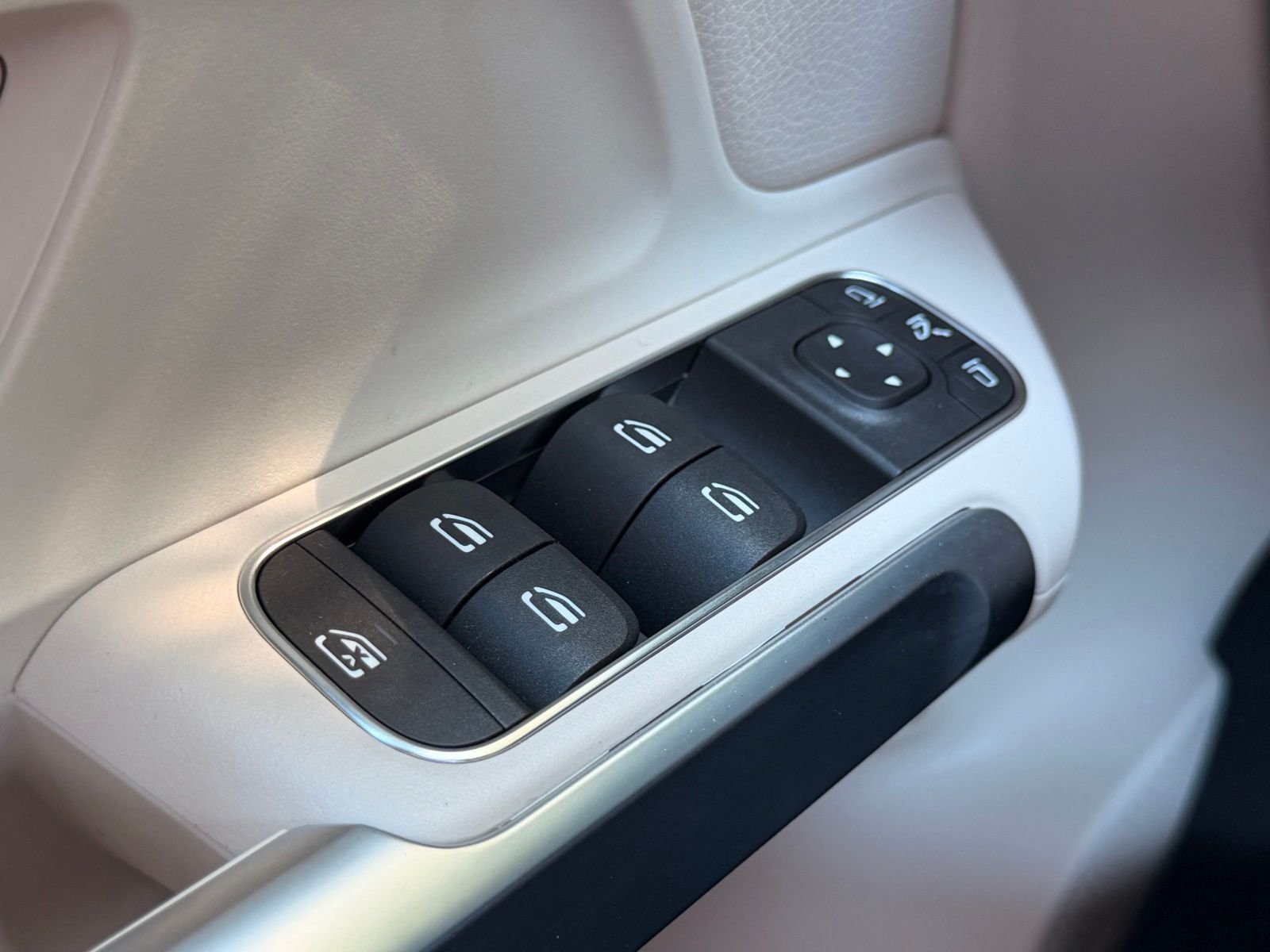 New 2026 Polar White Mercedes-Benz GLB 250 image 22