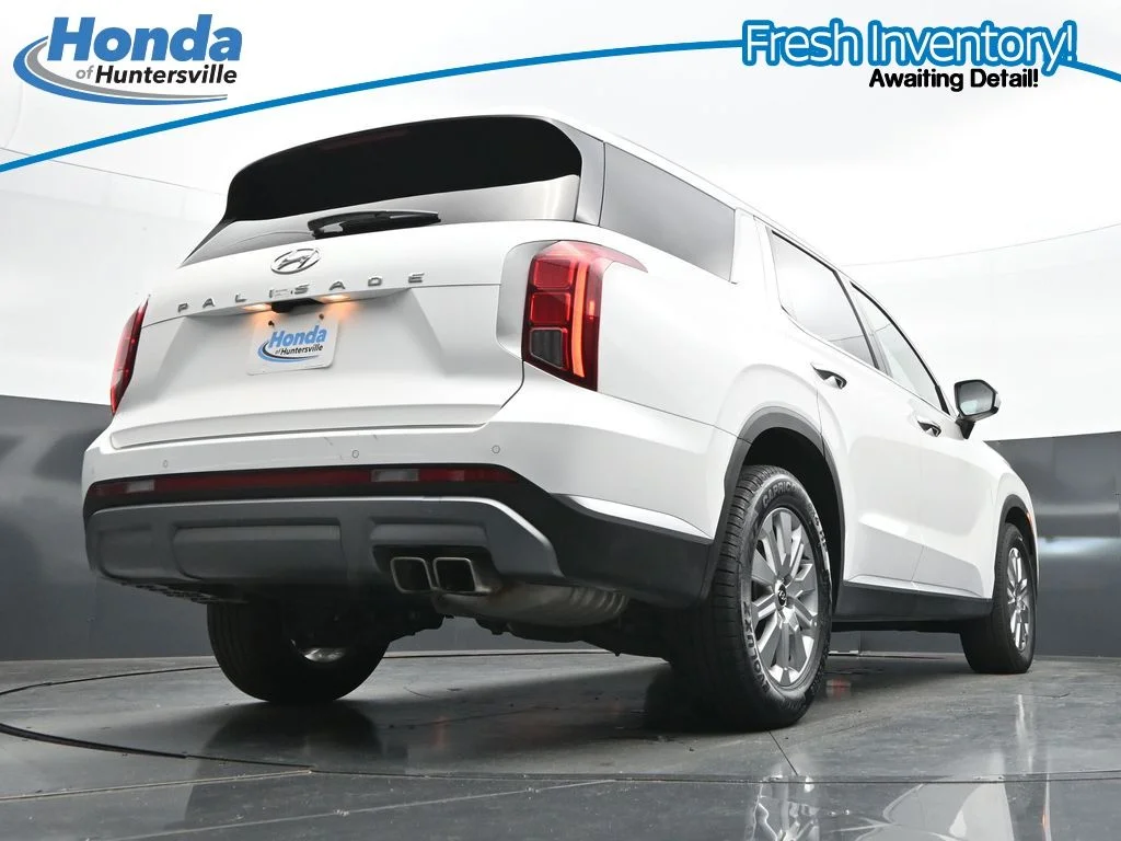 Used 2025 White Hyundai SEL image 33