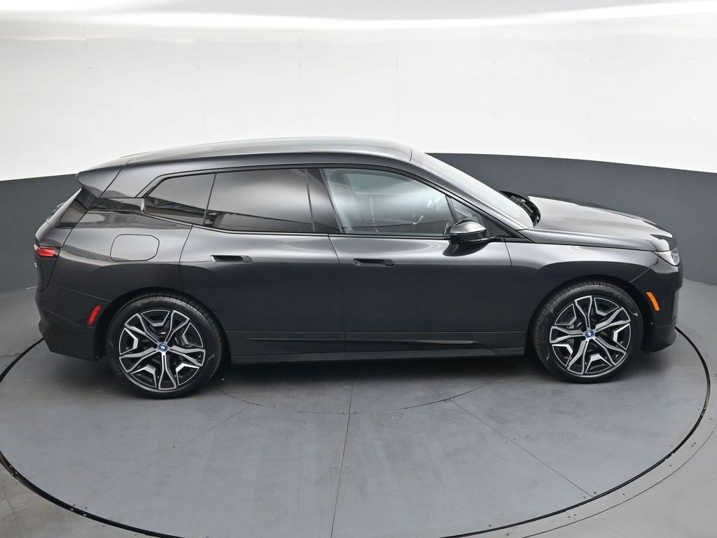 Used 2022 Gray BMW xDrive50 image 18
