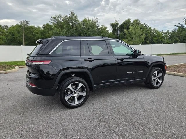 New 2026 Diamond Black Crystal Pearl-Coat Exterior Paint Jeep Limited image 13