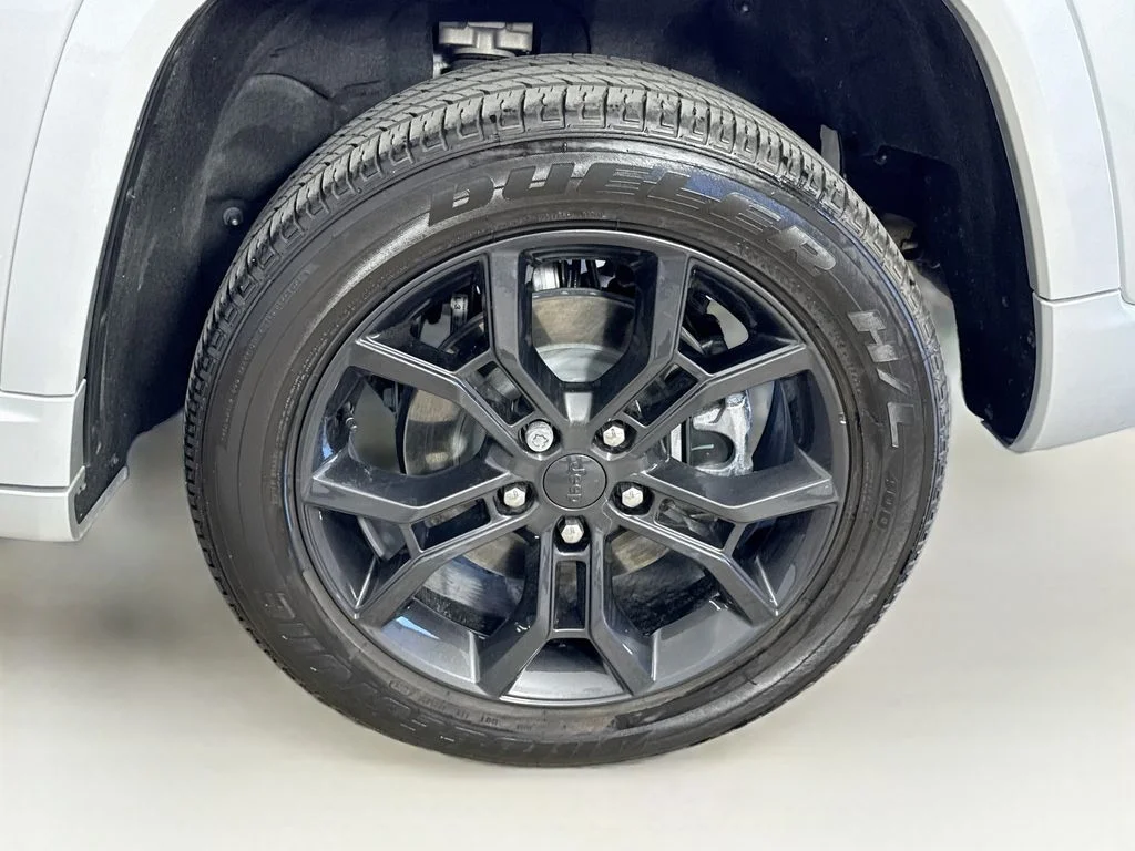 Used 2024 Silver Jeep 4xe image 32