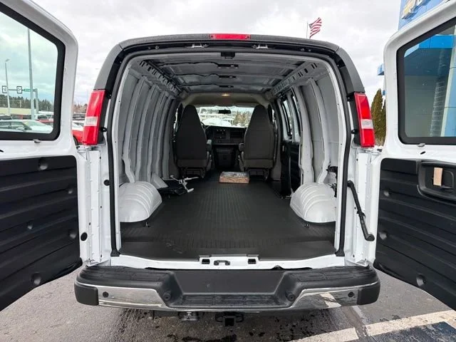 New 2026 Summit White Chevrolet WT image 5