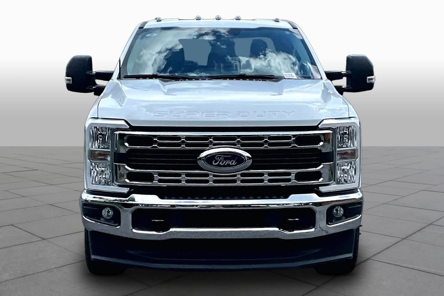 Used 2026 Oxford White Ford XLT image 4