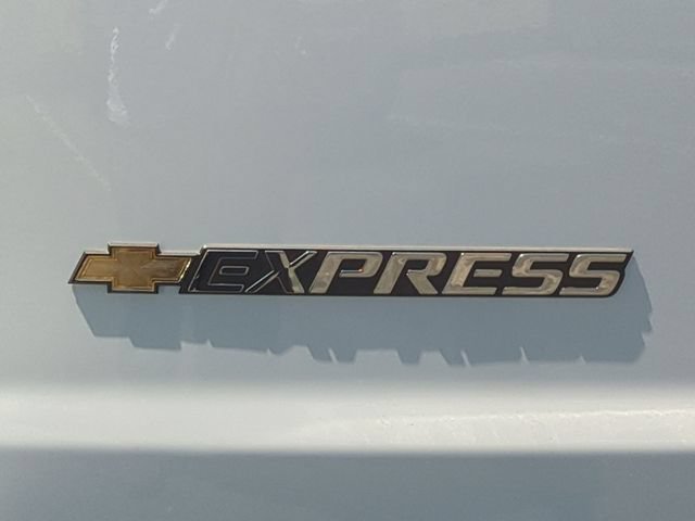 New 2026 Summit White Chevrolet WT image 10