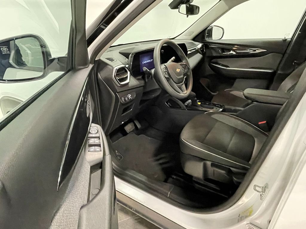 Used 2025 White Chevrolet LS image 17