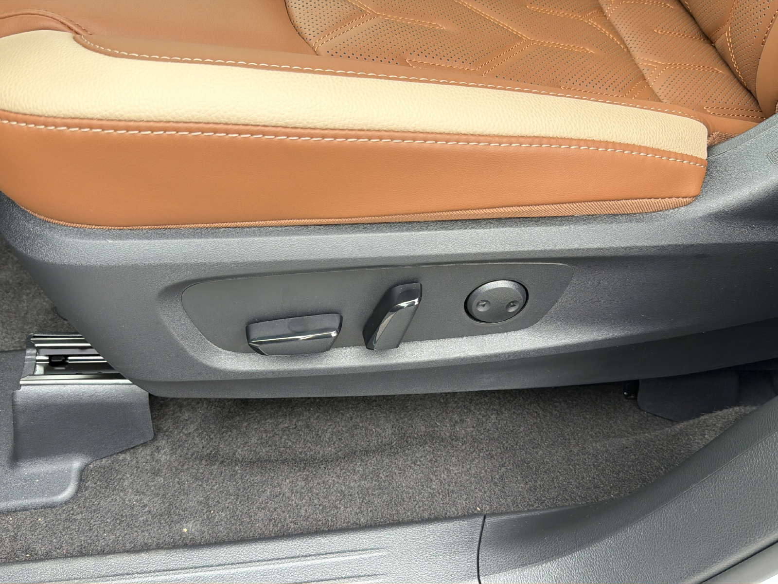 New 2026 White Nissan Platinum image 32
