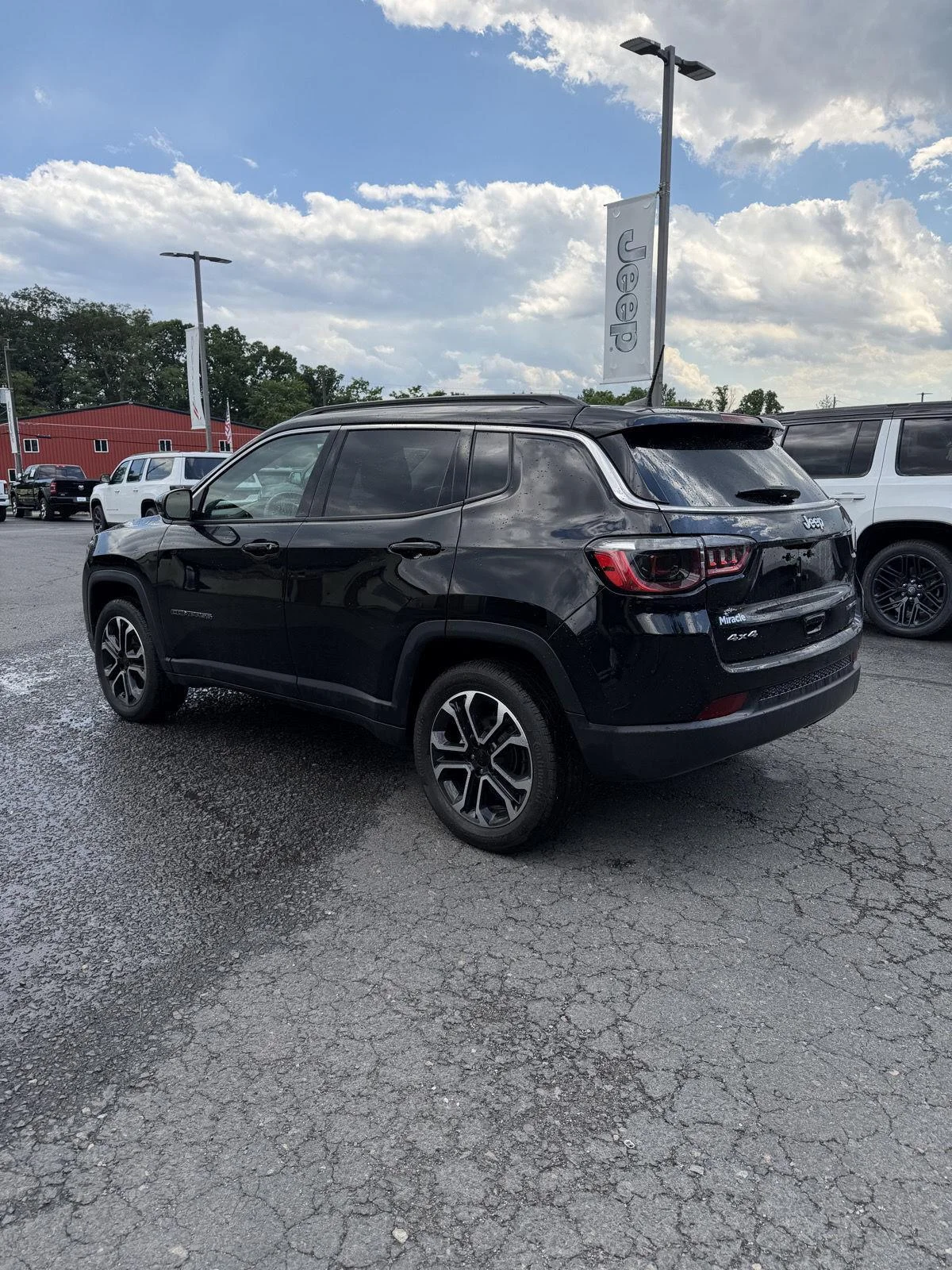Used 2022 DIAMOND BLACK CRYSTAL PEARLCOAT JEEP LIMITED image 4