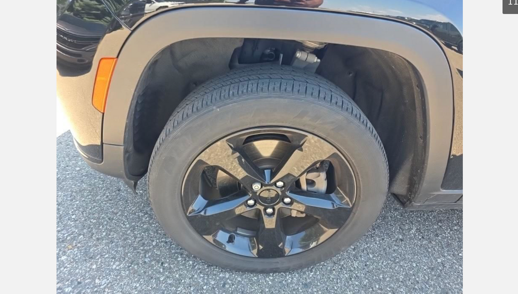 Used 2023 Diamond Black Crystal Pearlcoat Jeep Altitude image 3