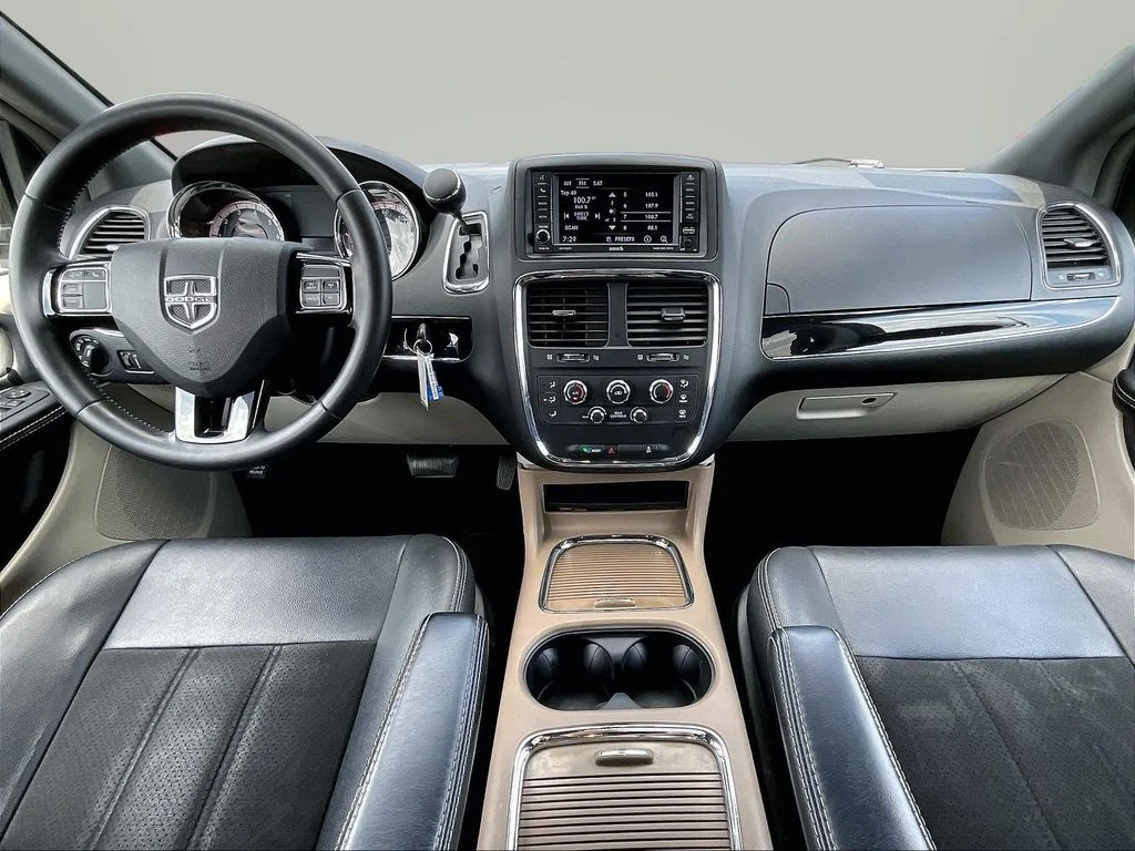 Used 2019 Red Dodge SXT image 9