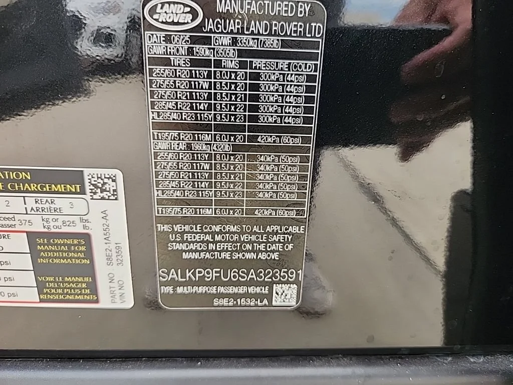 Used 2025 Santorini Black Metallic Land Rover SE image 8