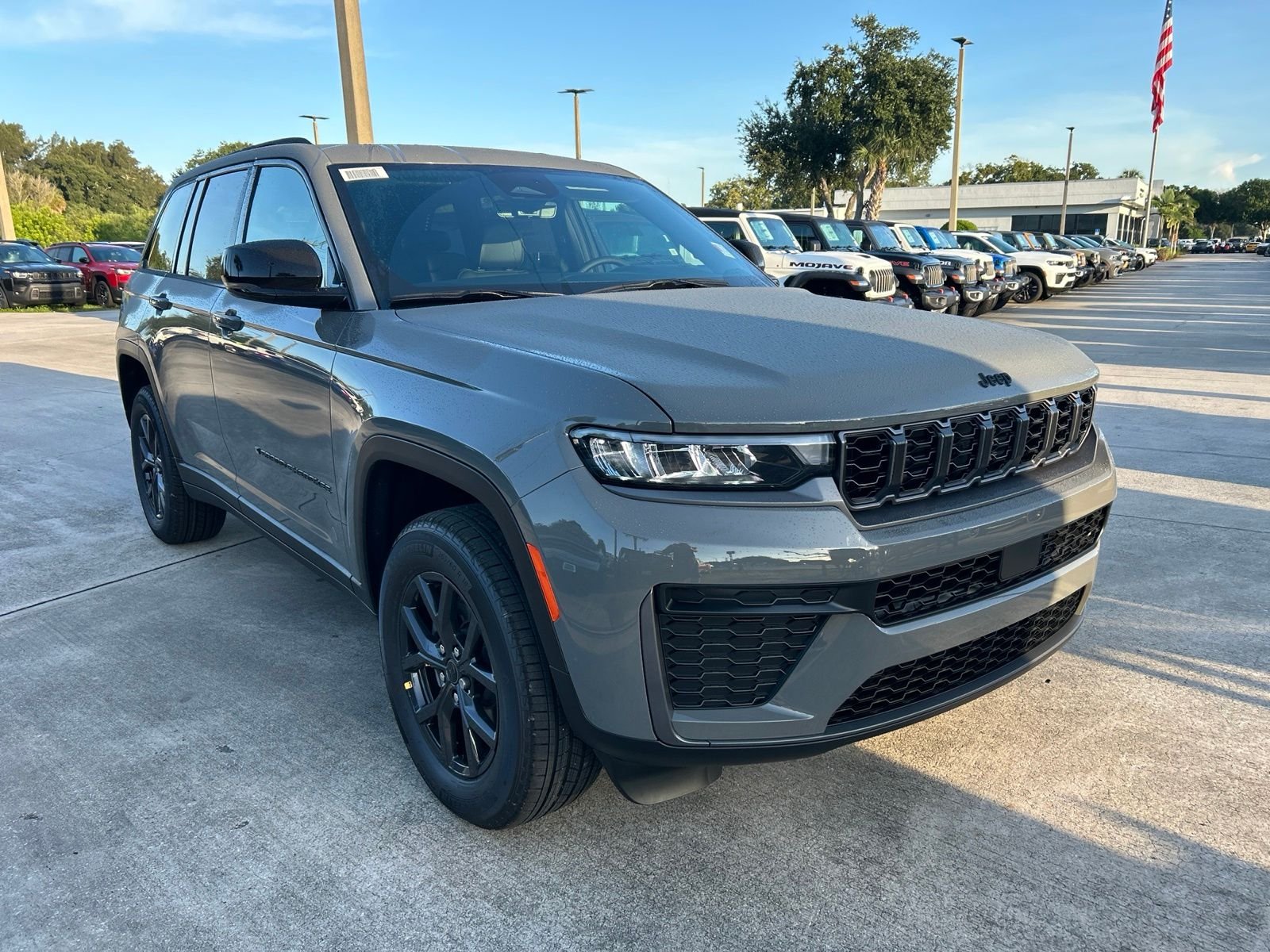 New 2027 Sting-Gray Clear-Coat Paint Jeep Laredo Altitude image 7