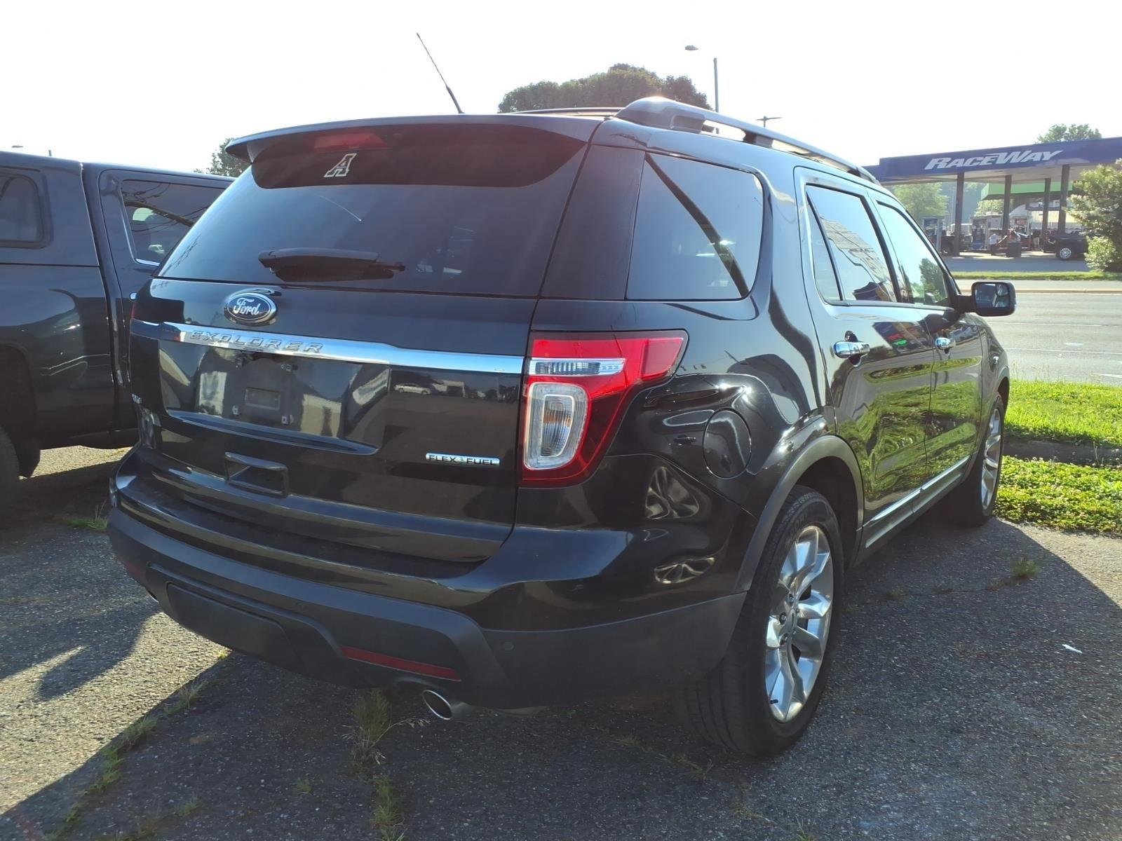Used 2015 White Platinum Metallic Tri-Coat Ford XLT image 5