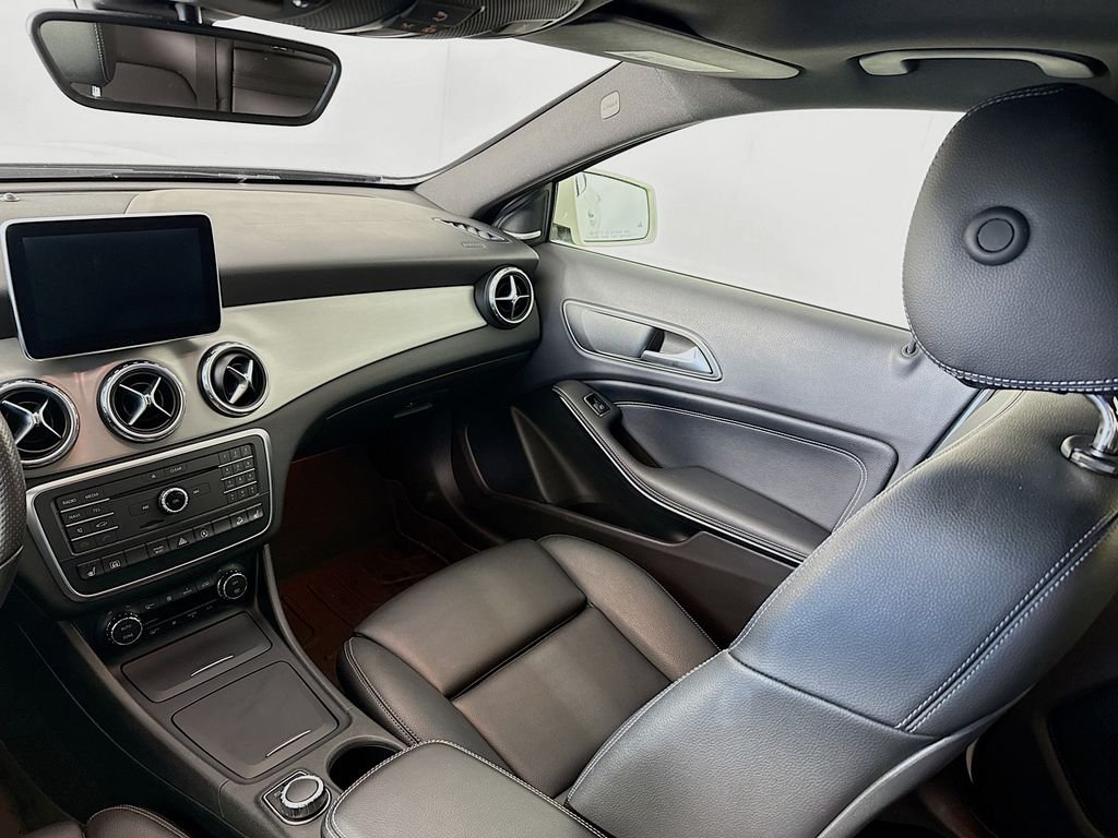 Used 2016 White Mercedes-Benz GLA 250 image 25