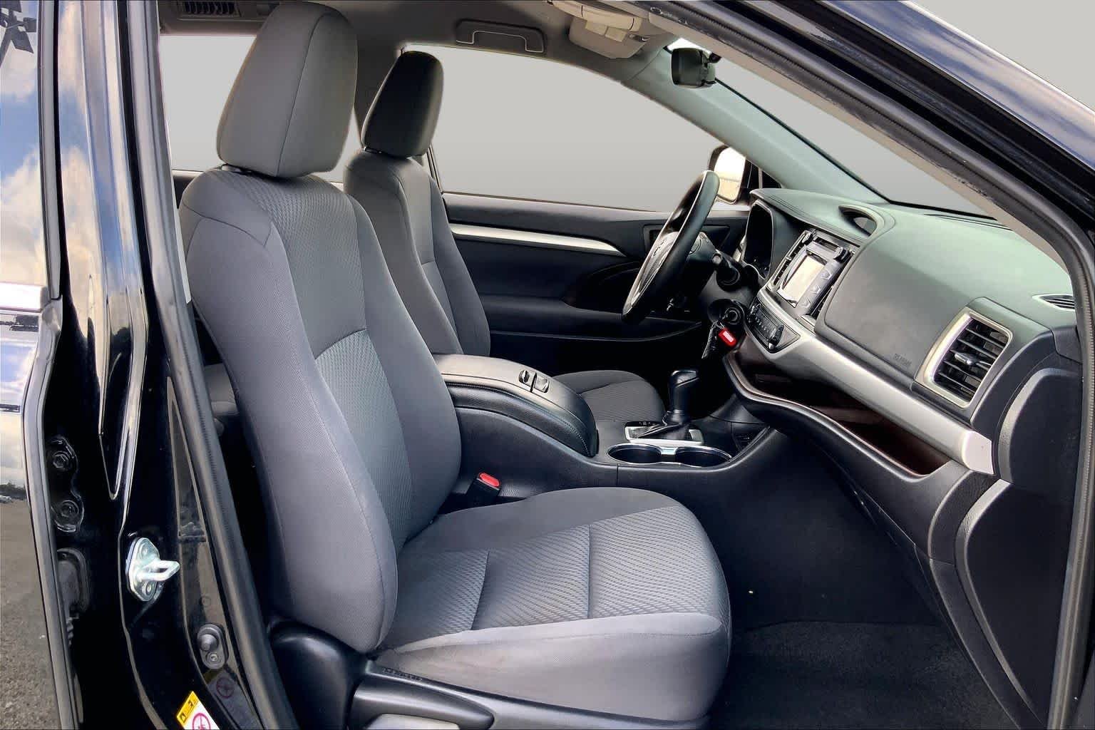 Used 2019 Midnight Black Metallic Toyota LE image 9