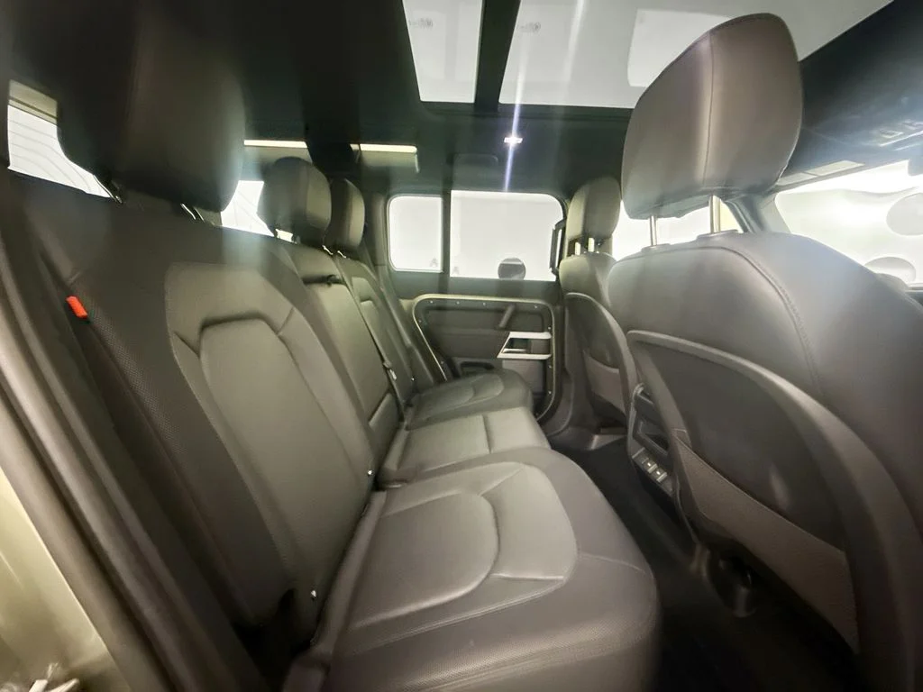 Used 2023 Green Land Rover X-Dynamic SE image 25