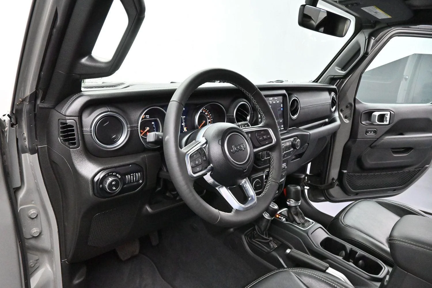 Used 2022 Sting-Gray Clearcoat Jeep Overland image 13