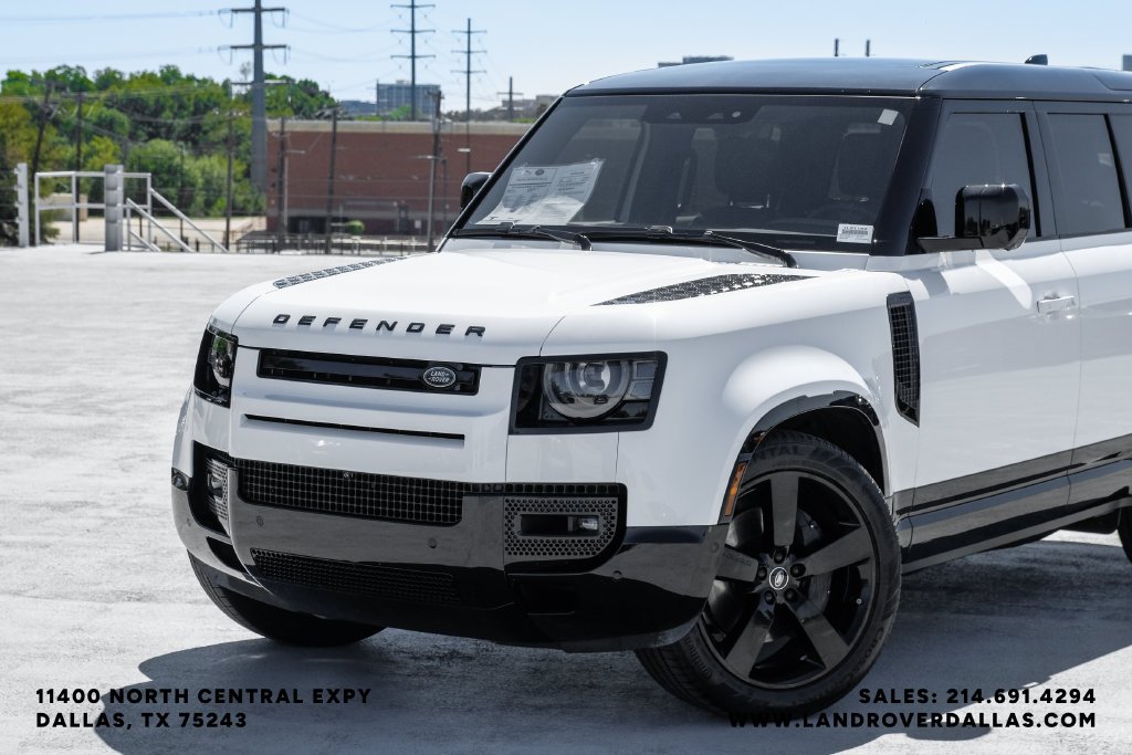 Used 2025 White Land Rover X-Dynamic SE image 3