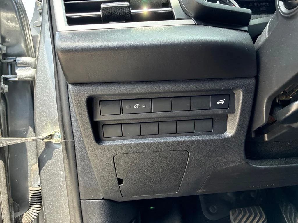 Used 2024 Silver Mitsubishi SE image 12