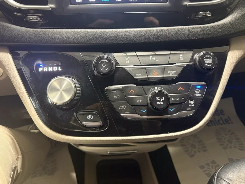 Used 2018 Gray Chrysler Touring L image 28