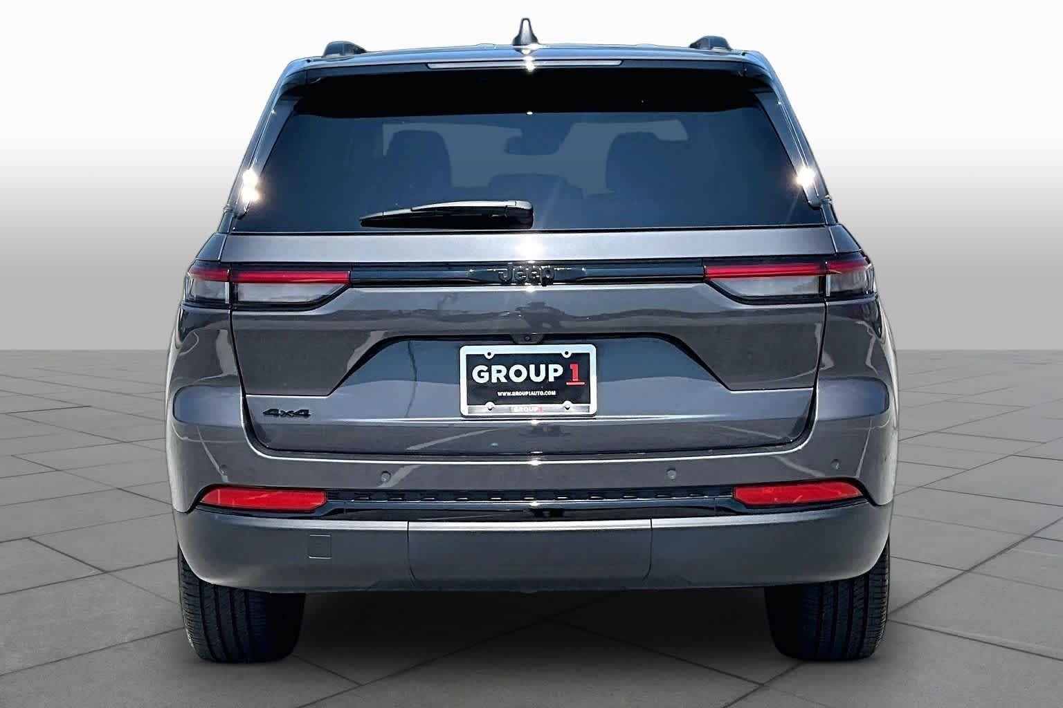 Used 2023 Baltic Gray Metallic Clearcoat Jeep Altitude image 5