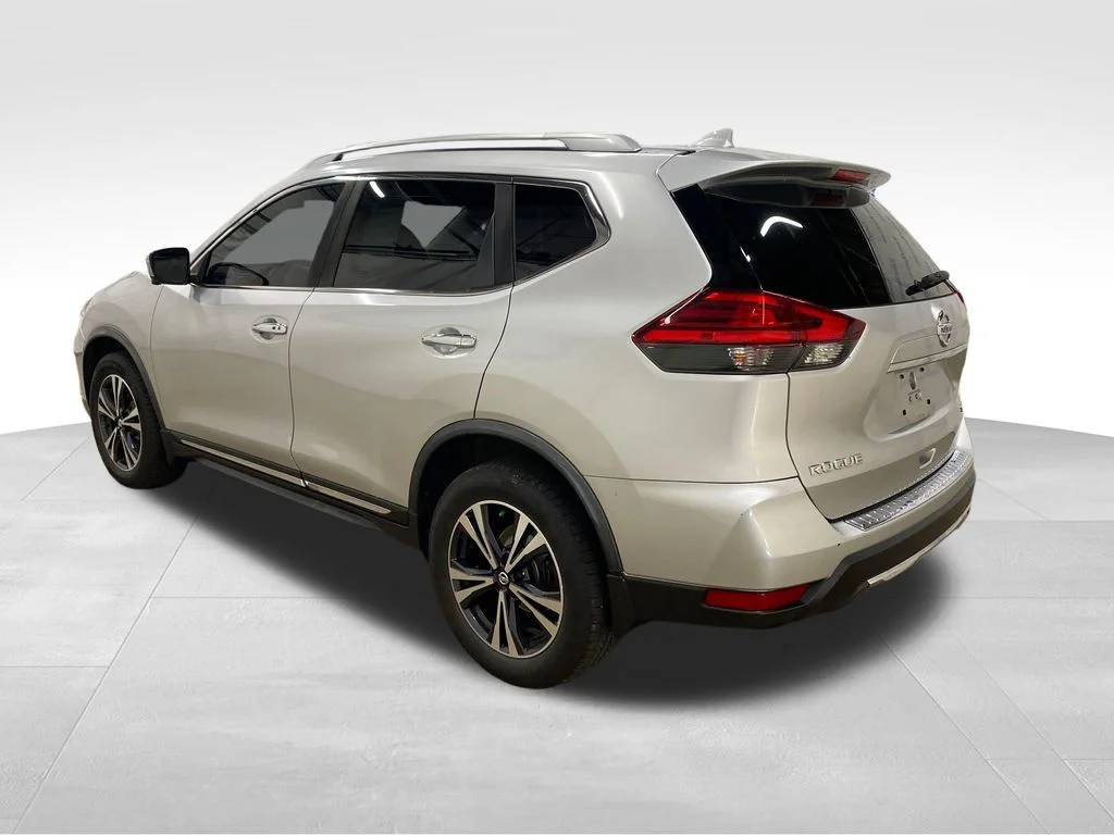 Used 2017 Silver Nissan SL image 2