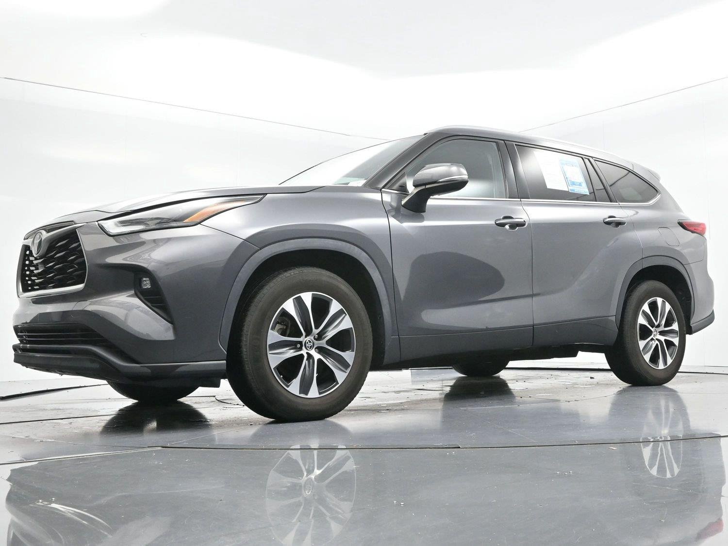 Used 2022 Magnetic Gray Metallic Toyota XLE image 55