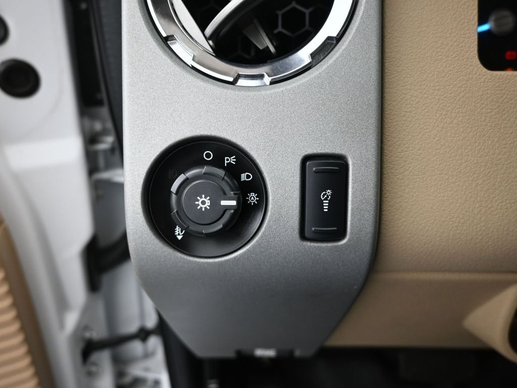 Used 2013 White Ford Lariat image 12