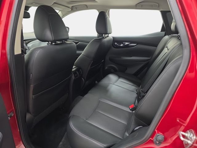 Used 2019 Red Nissan SL image 12