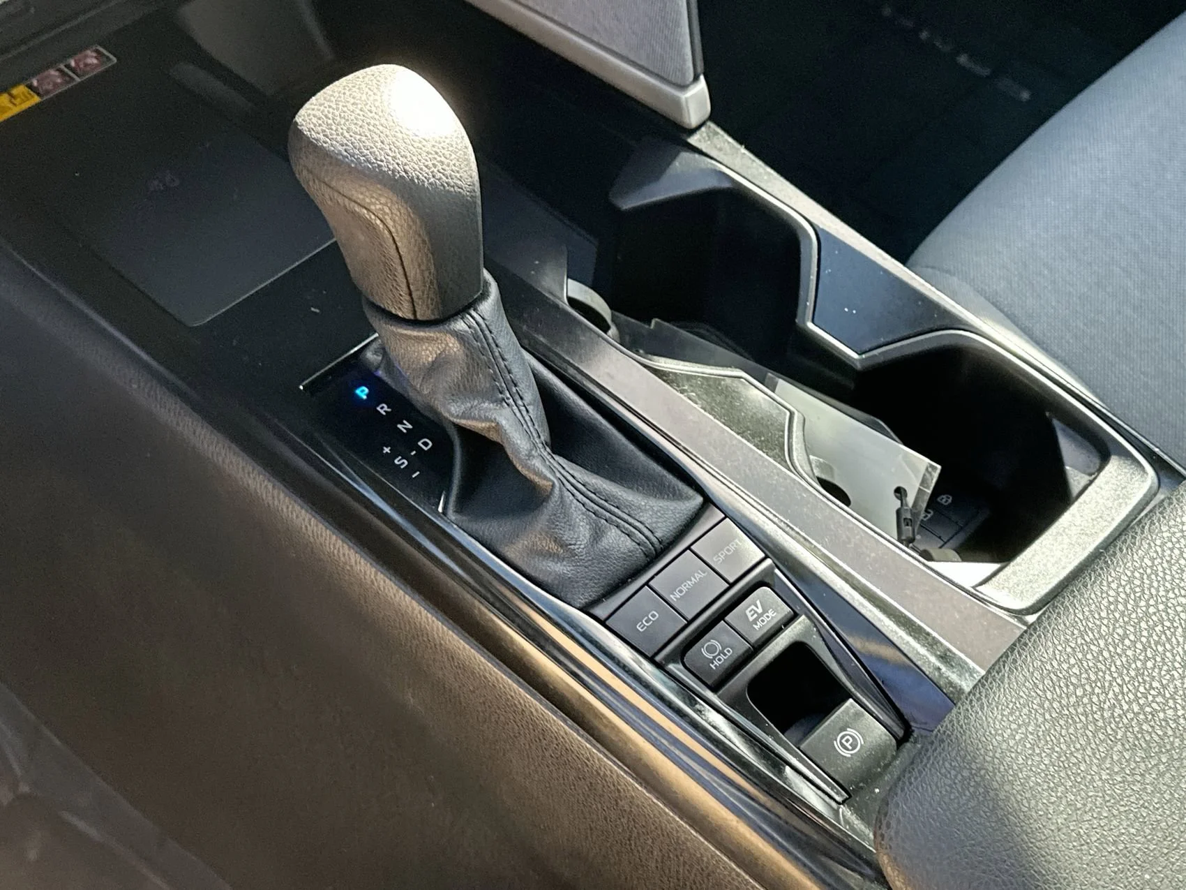 Used 2025 Ice Toyota LE image 19