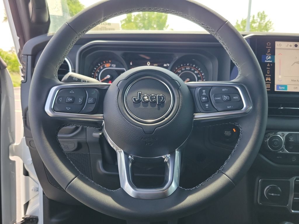New 2026 Bright White Clear-Coat Exterior Paint Jeep Sahara image 20
