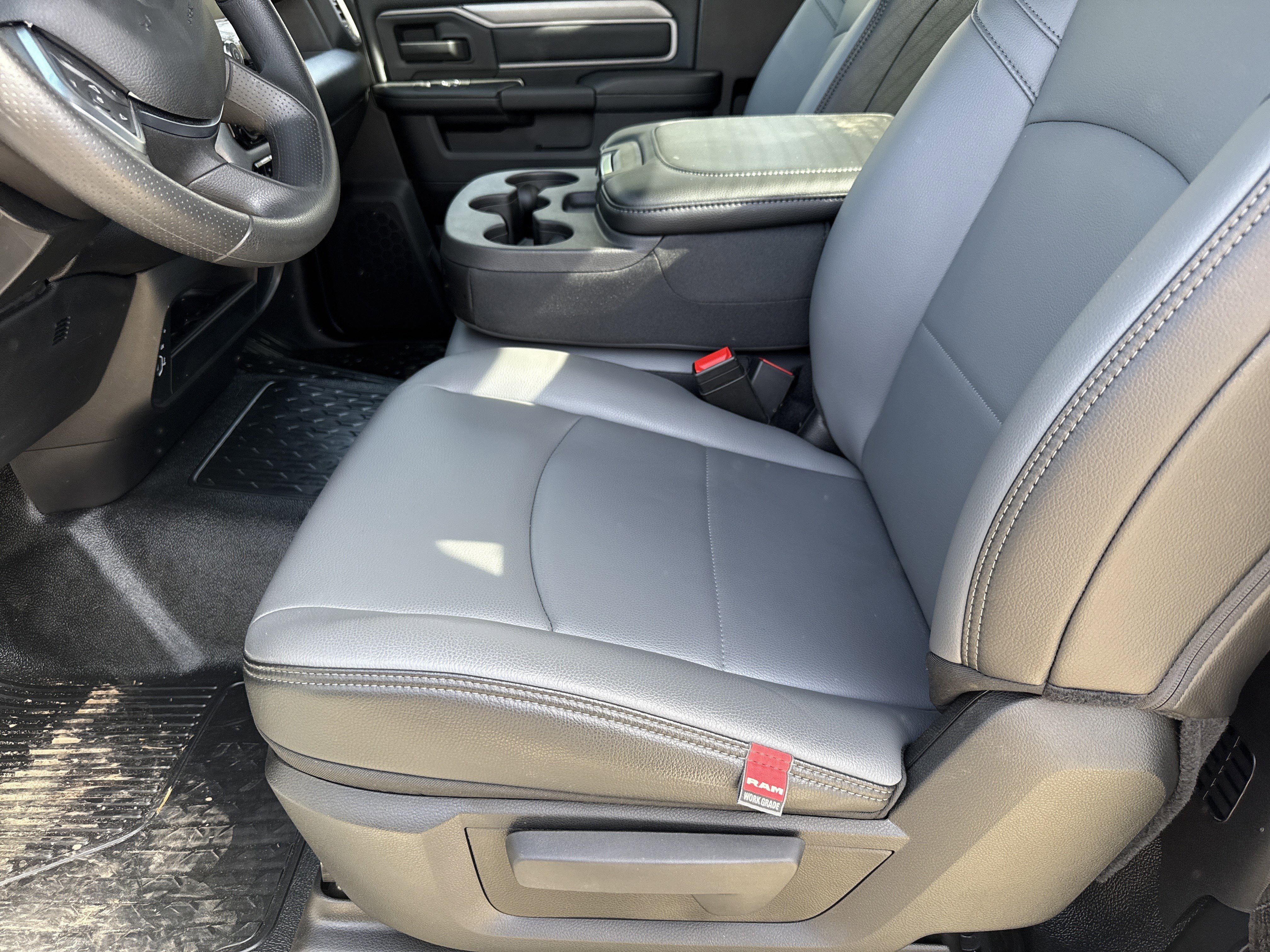 New 2026 Bright White Clear-Coat Exterior Paint RAM Tradesman image 9