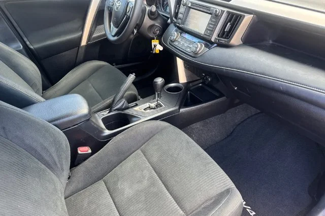 Used 2014 Silver Toyota XLE image 17