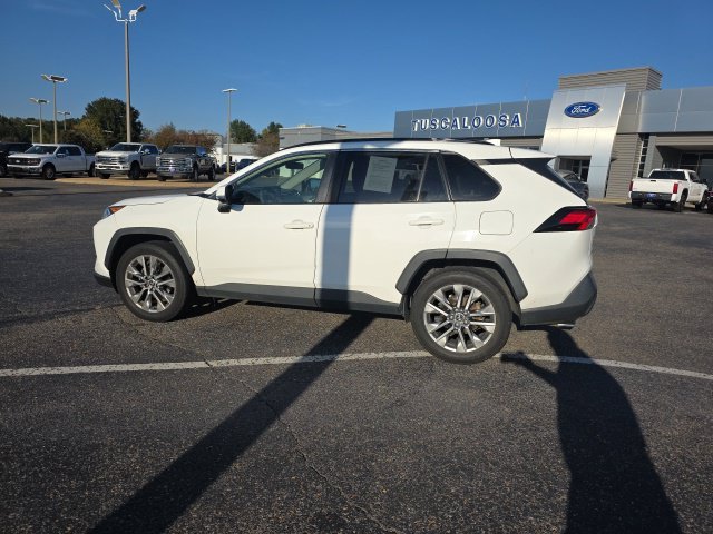 Used 2020 White Toyota XLE Premium image 6