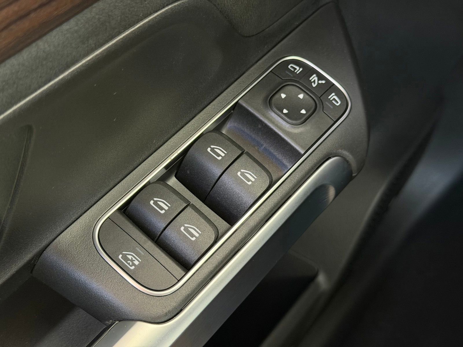 New 2026 Polar White Mercedes-Benz GLB 250 image 44