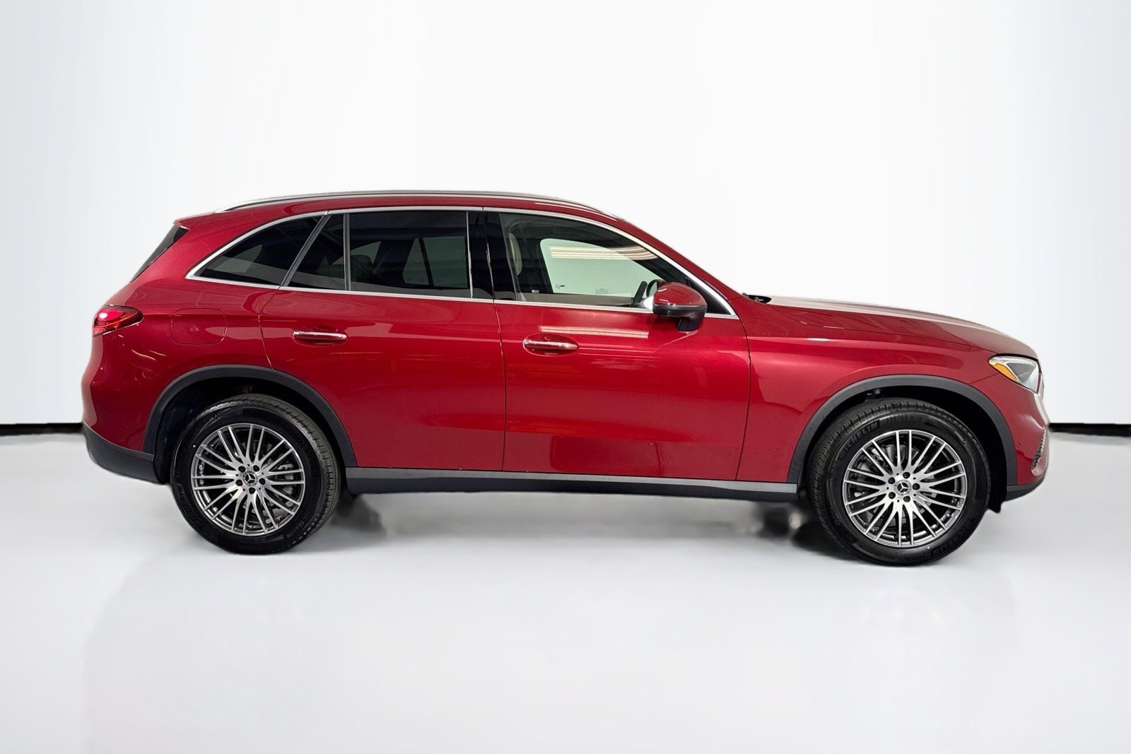 New 2026 Manufaktur Patagonia Red Metallic Mercedes-Benz GLC 300 image 4