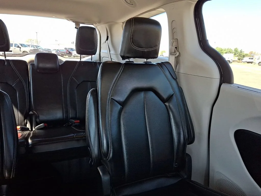 Used 2024 Diamond Black Crystal Pearlcoat Chrysler Touring L image 21
