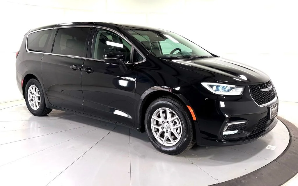 2024 Chrysler Pacifica Touring L's photo