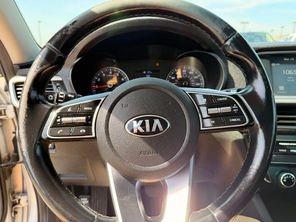 Used 2020 Silver Kia SE image 4