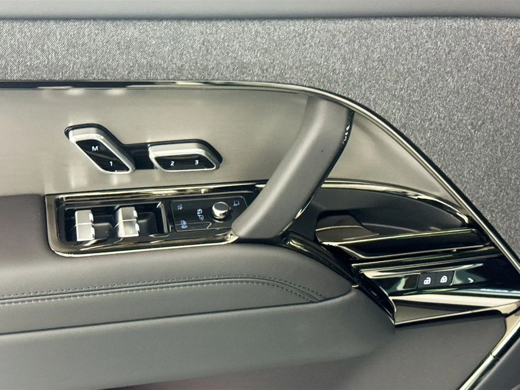 New 2026 Fuji White Land Rover SE image 17