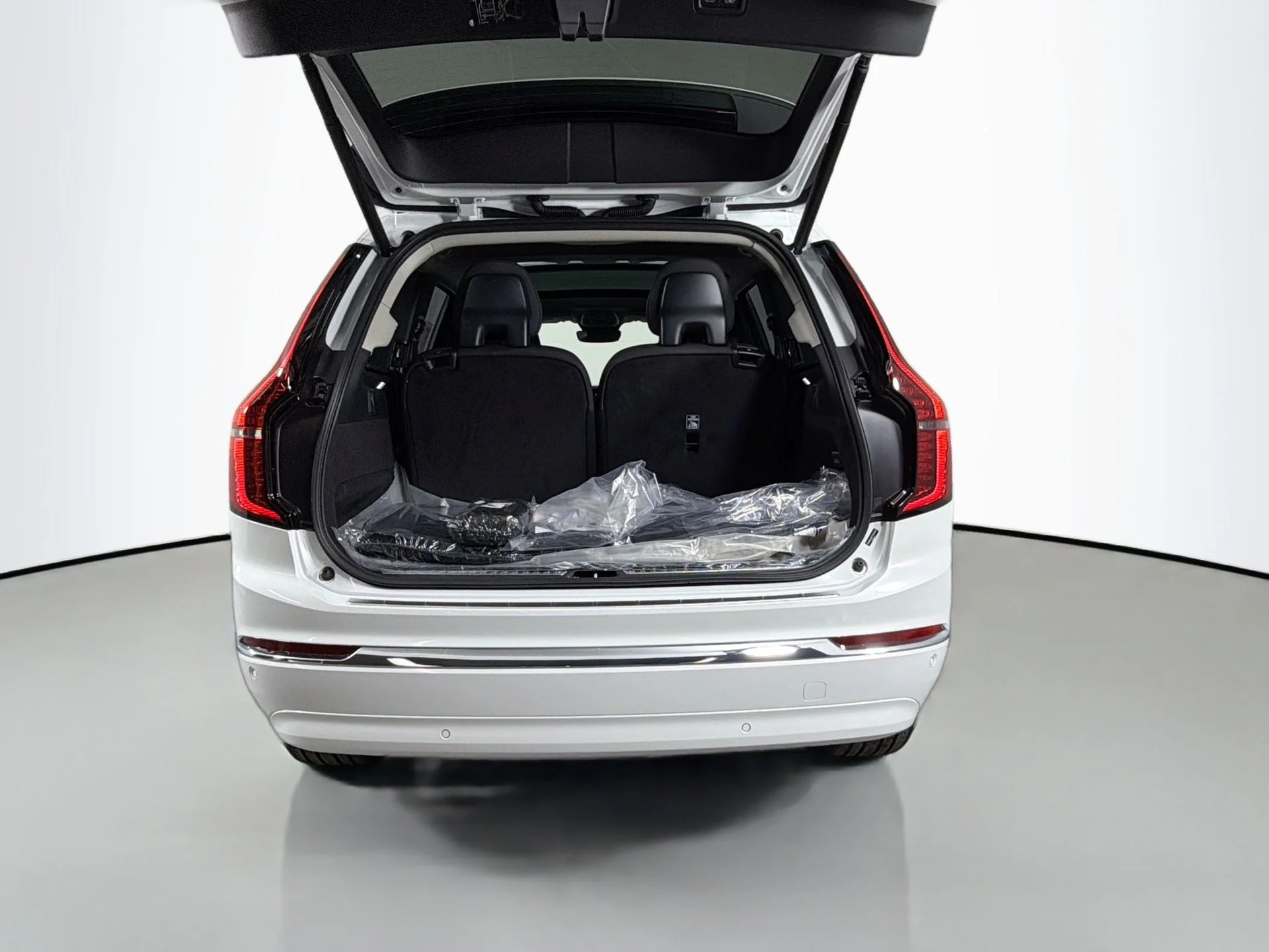 New 2026 Crystal White Volvo Plus image 28