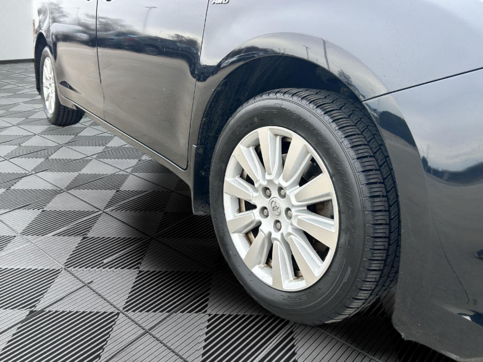 Used 2017 Toyota Sienna LE with VIN 5TDJZ3DC8HS187786 for sale in Kansas City