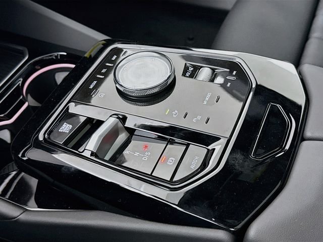 New 2027 Carbon Black Metallic BMW 550e xDrive image 17