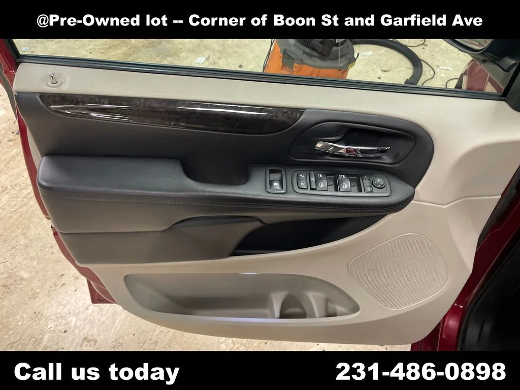 Used 2014 Red Dodge SXT image 15